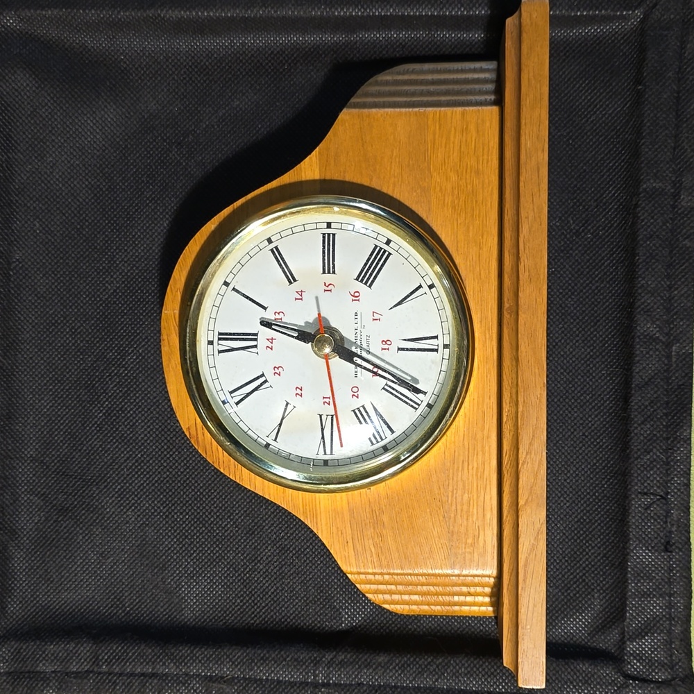 Mantle clock. Wood/glass